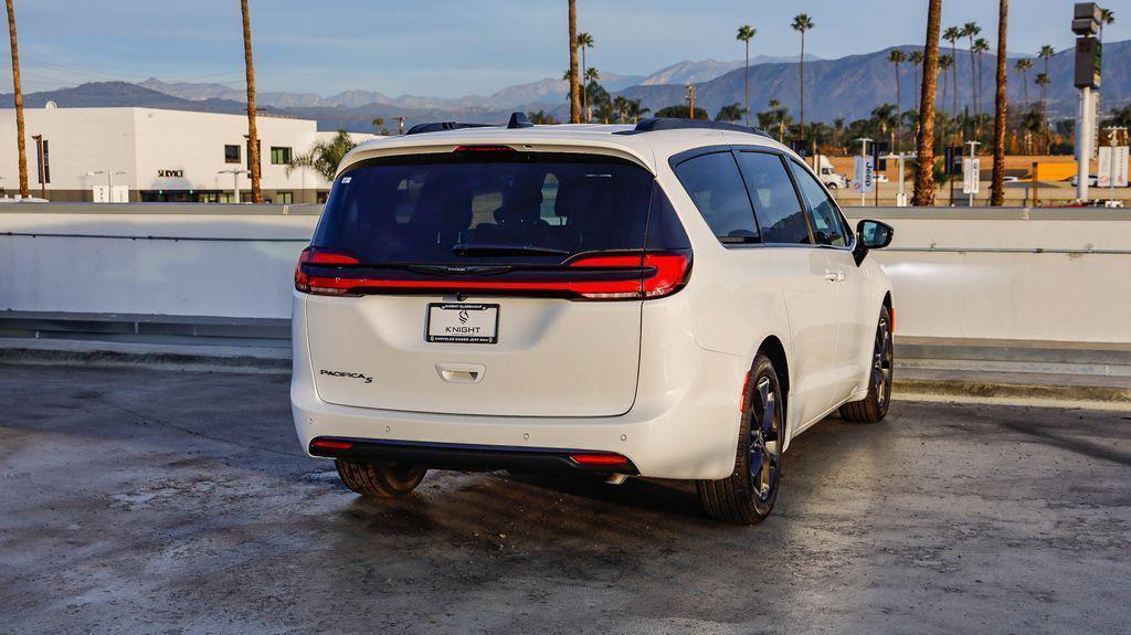 new 2026 Chrysler Pacifica car, priced at $36,094