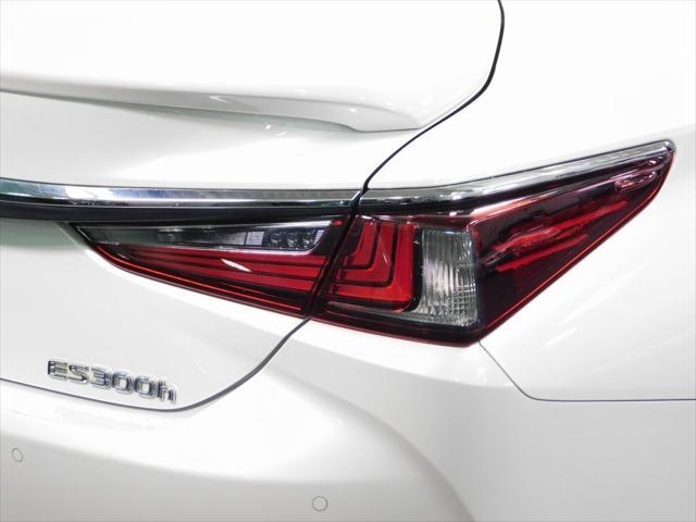 2021 Eminent White Pearl Lexus ES 300h