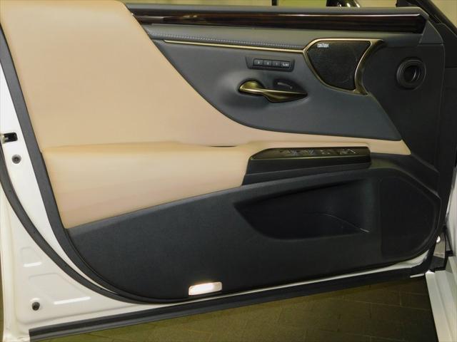 2021 Eminent White Pearl Lexus ES 300h