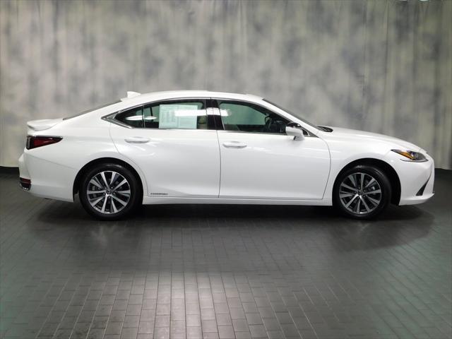 2021 Eminent White Pearl Lexus ES 300h