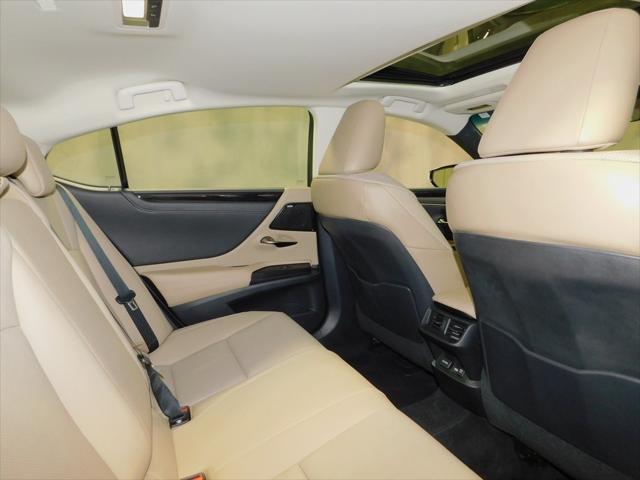2021 Eminent White Pearl Lexus ES 300h