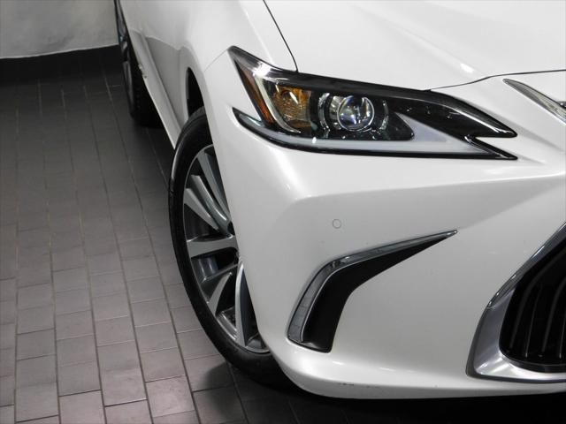 2021 Eminent White Pearl Lexus ES 300h