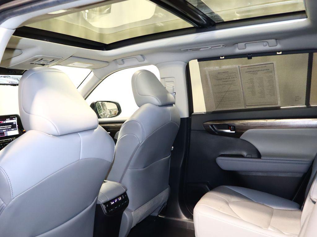 used 2020 Toyota Highlander car, priced at $30,372