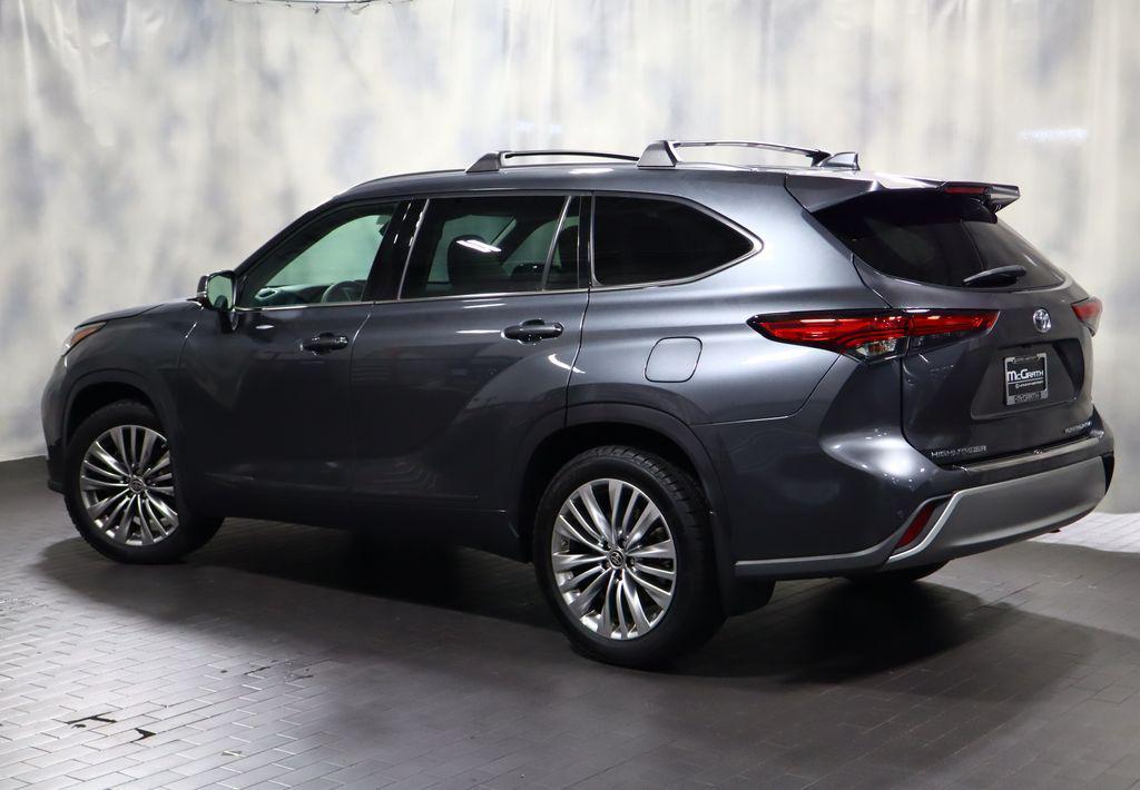 used 2020 Toyota Highlander car, priced at $30,372