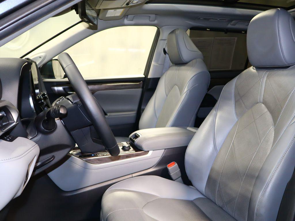 used 2020 Toyota Highlander car, priced at $30,372