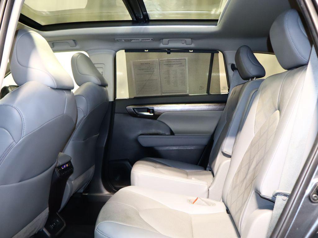 used 2020 Toyota Highlander car, priced at $30,372