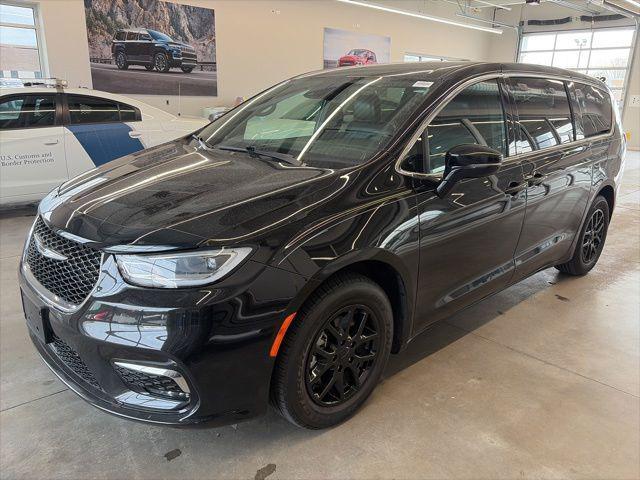 used 2025 Chrysler Pacifica car, priced at $28,602