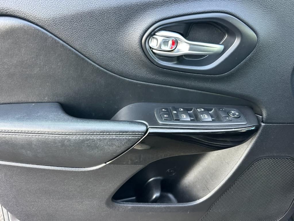 used 2020 Jeep Cherokee car, priced at $13,995