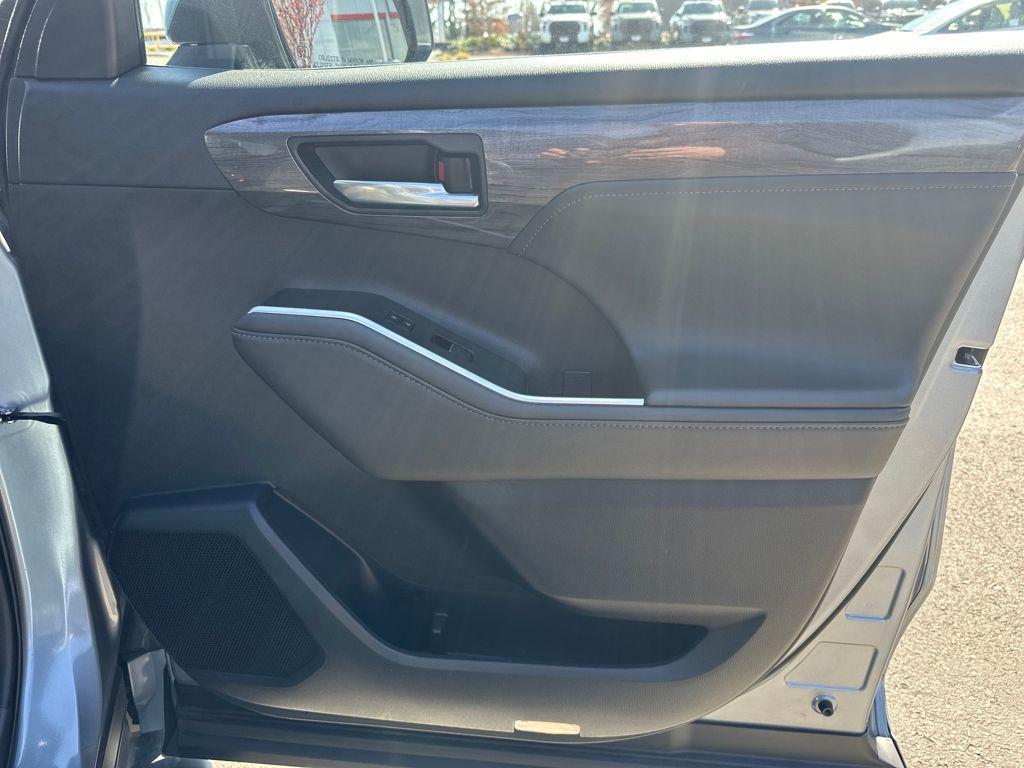used 2024 Toyota Highlander car, priced at $48,642