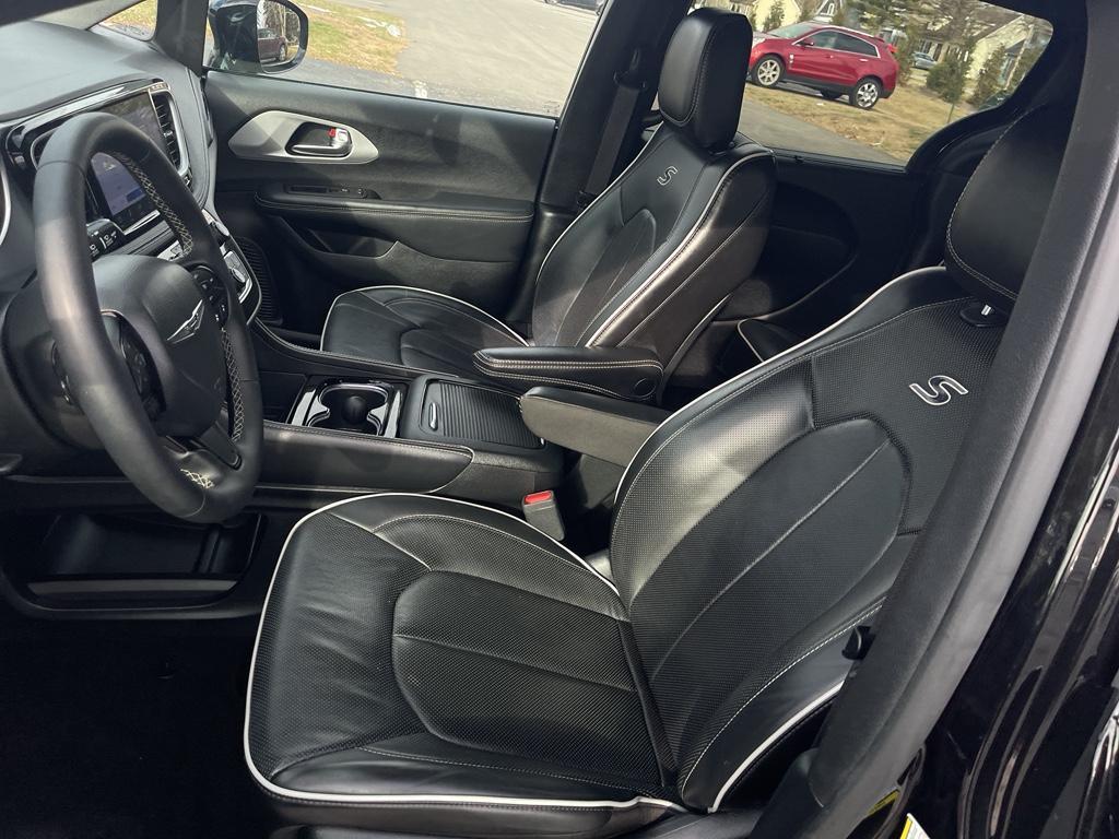 used 2025 Chrysler Pacifica car, priced at $37,500