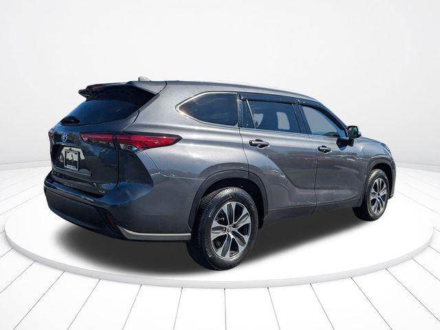 used 2022 Toyota Highlander car, priced at $34,600
