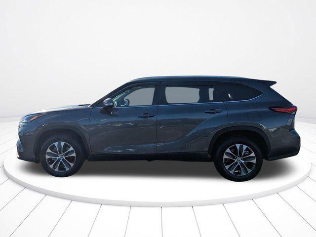 used 2022 Toyota Highlander car, priced at $34,600