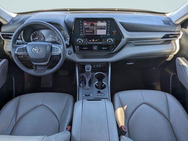 used 2022 Toyota Highlander car, priced at $34,600