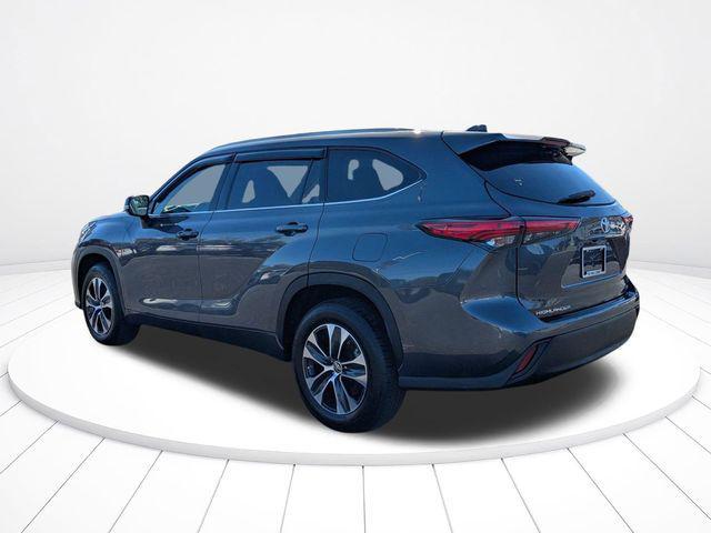 used 2022 Toyota Highlander car, priced at $34,600