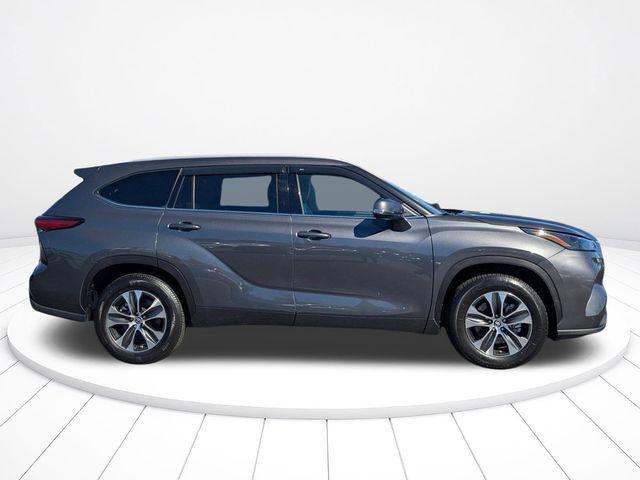 used 2022 Toyota Highlander car, priced at $34,600