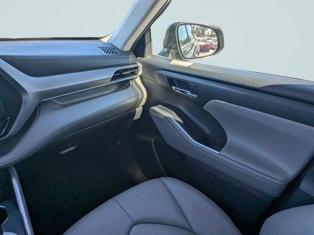 used 2022 Toyota Highlander car, priced at $34,600