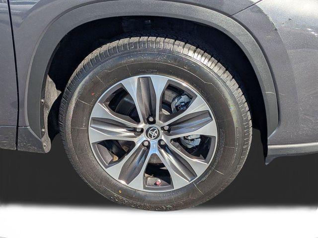 used 2022 Toyota Highlander car, priced at $34,600