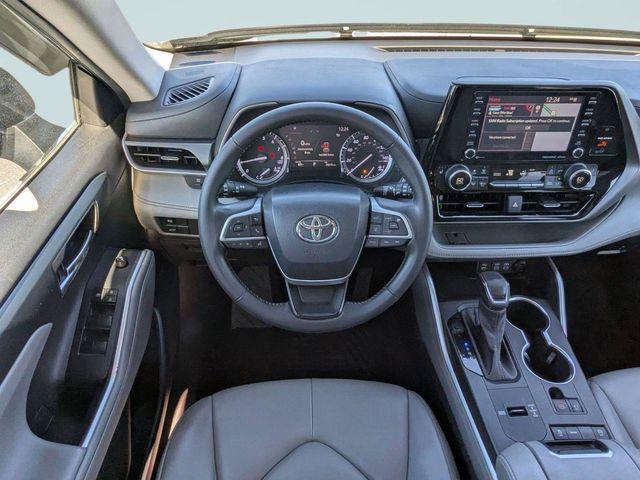 used 2022 Toyota Highlander car, priced at $34,600