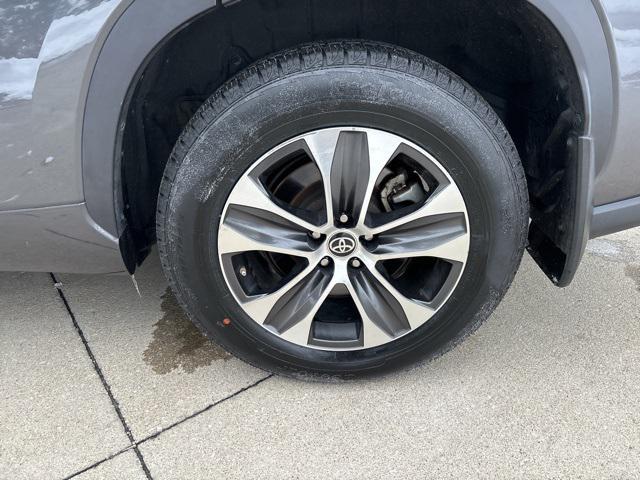 used 2020 Toyota Highlander Hybrid car, priced at $26,500