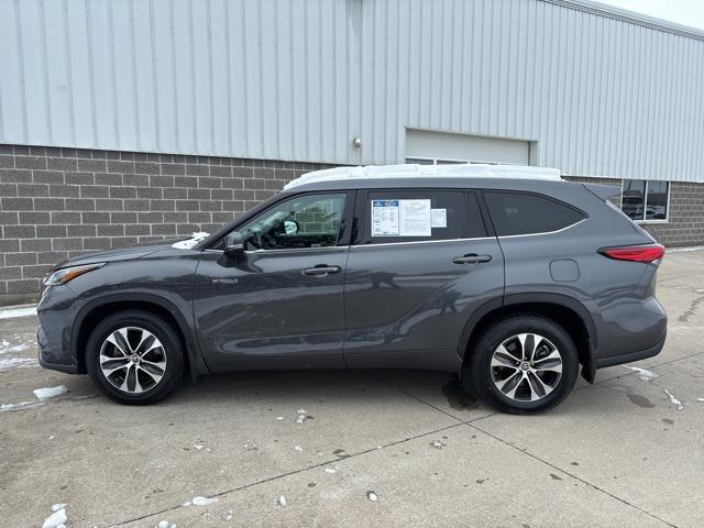 used 2020 Toyota Highlander Hybrid car, priced at $26,500