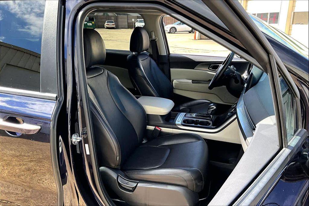 used 2024 Kia Carnival car, priced at $26,900