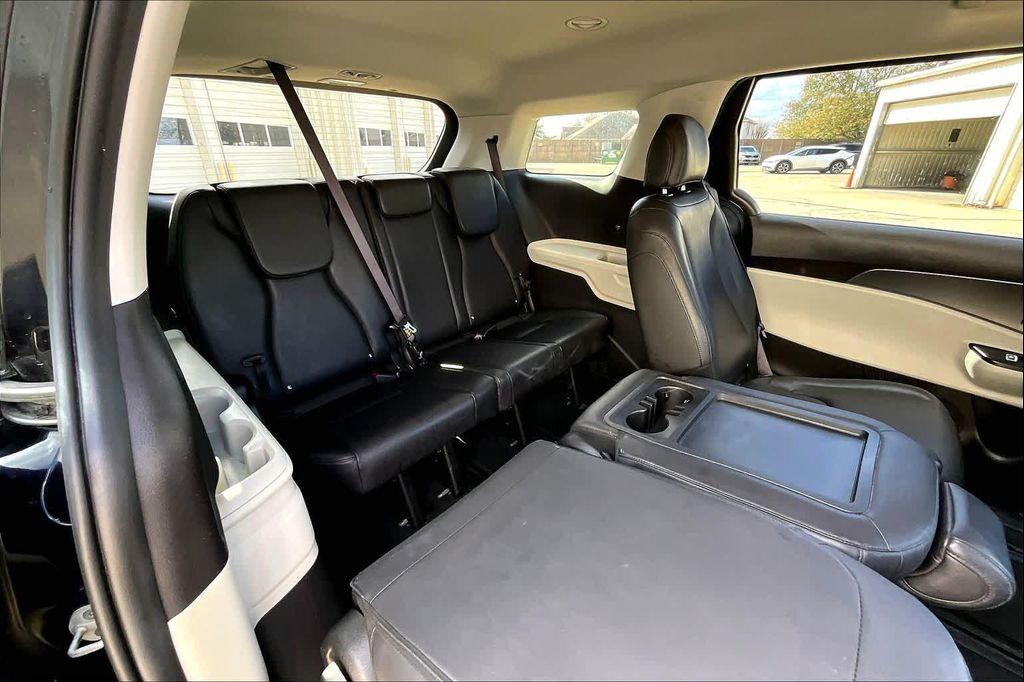used 2024 Kia Carnival car, priced at $26,900