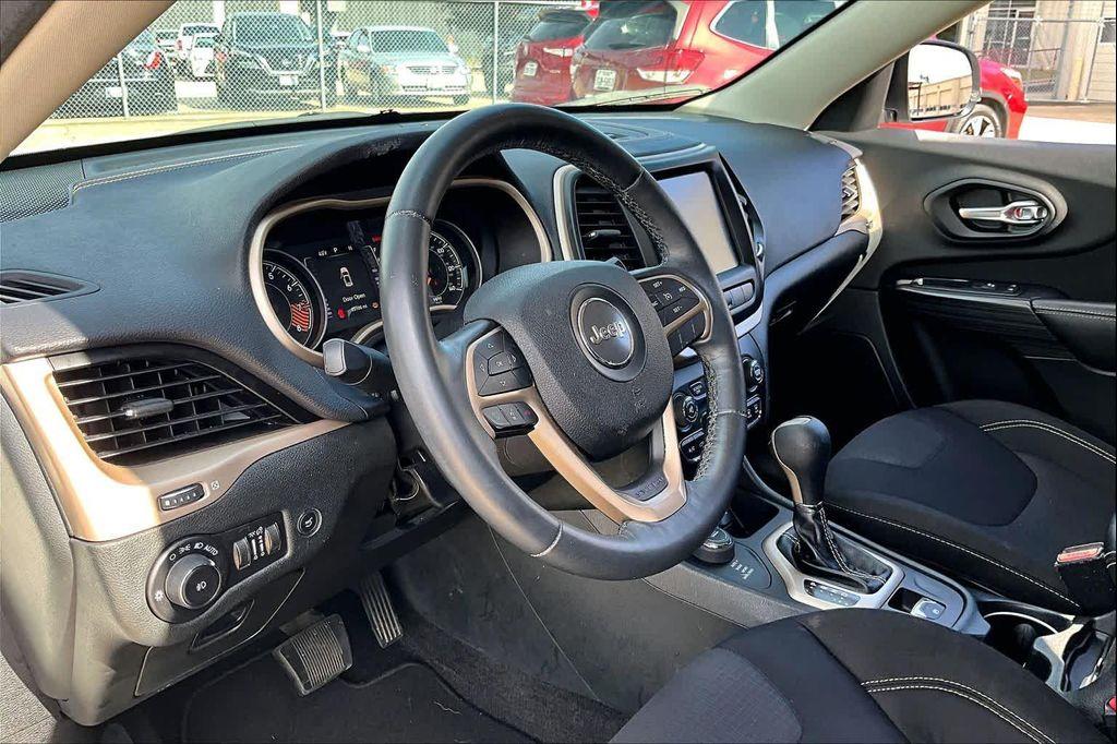 used 2015 Jeep Cherokee car, priced at $10,900