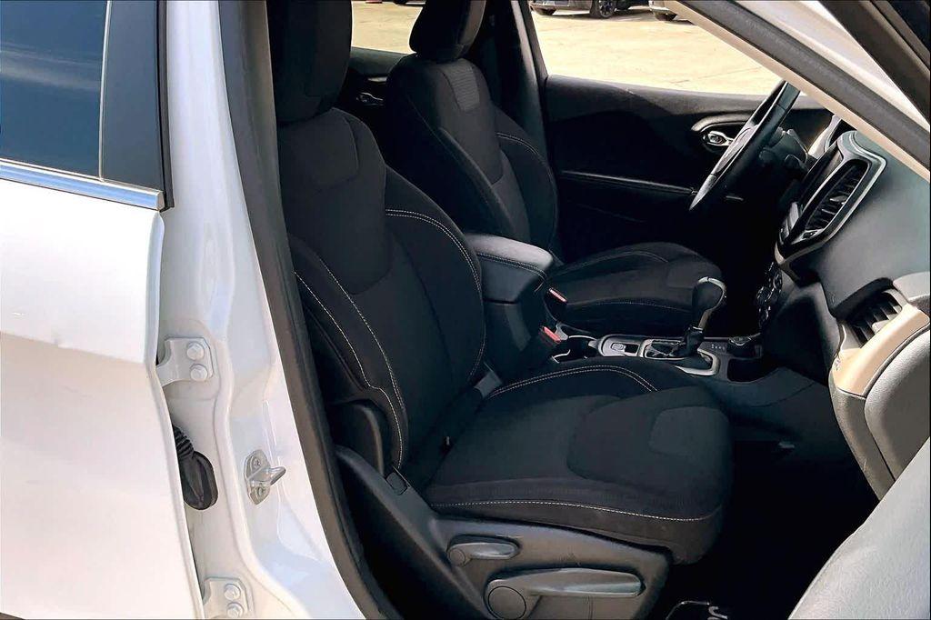 used 2015 Jeep Cherokee car, priced at $10,900