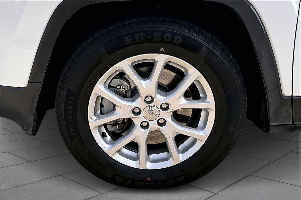 used 2015 Jeep Cherokee car, priced at $10,900