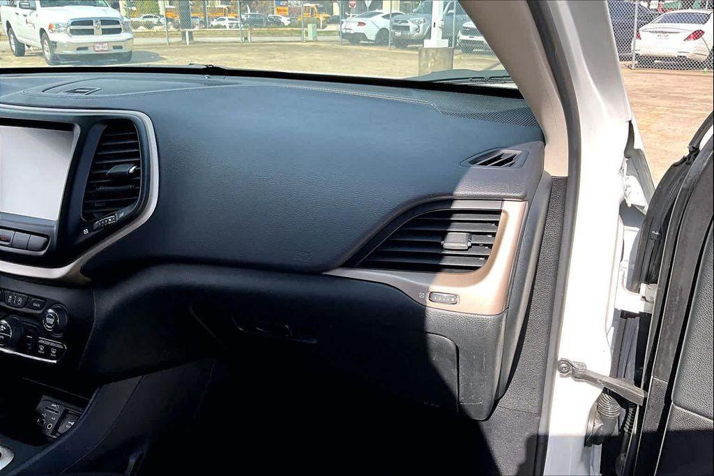 used 2015 Jeep Cherokee car, priced at $10,900