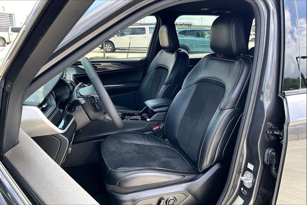used 2023 Jeep Grand Cherokee car, priced at $29,025