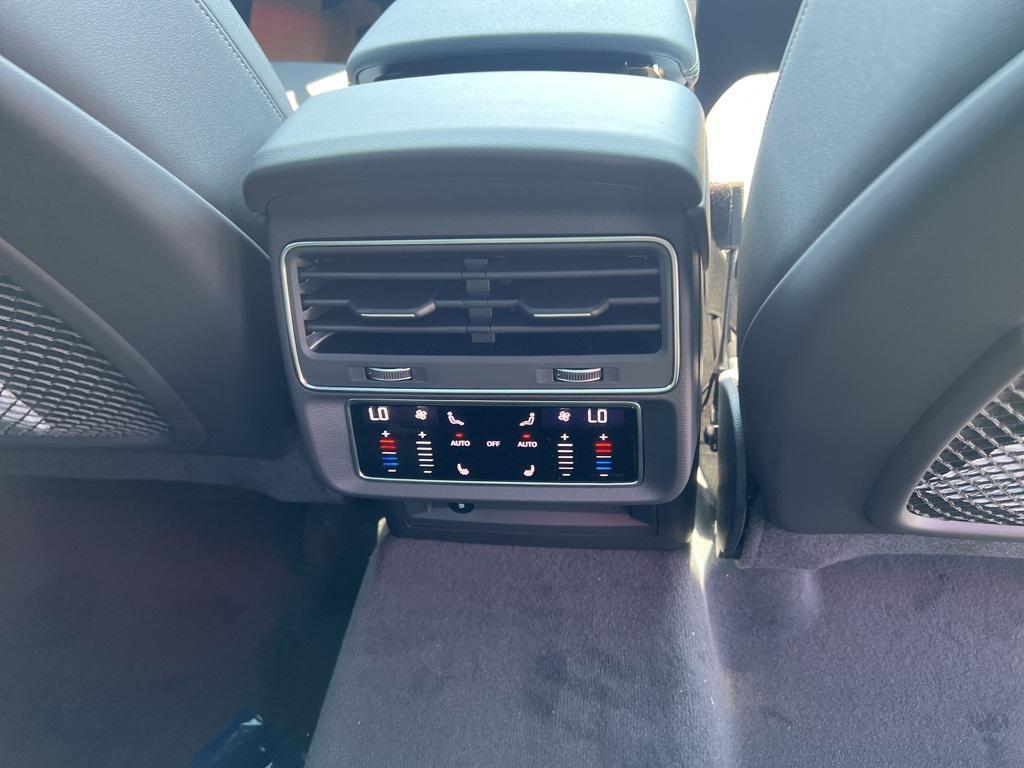 new 2025 Audi Q7 car, priced at $76,335