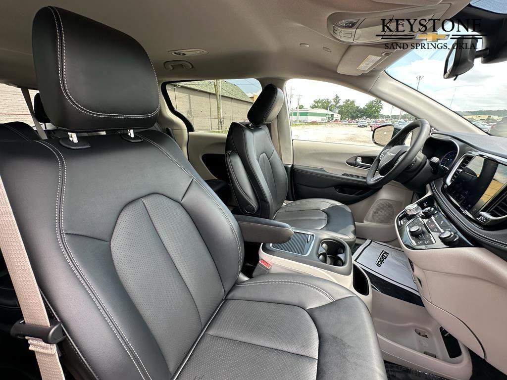 used 2024 Chrysler Pacifica Hybrid car, priced at $33,800