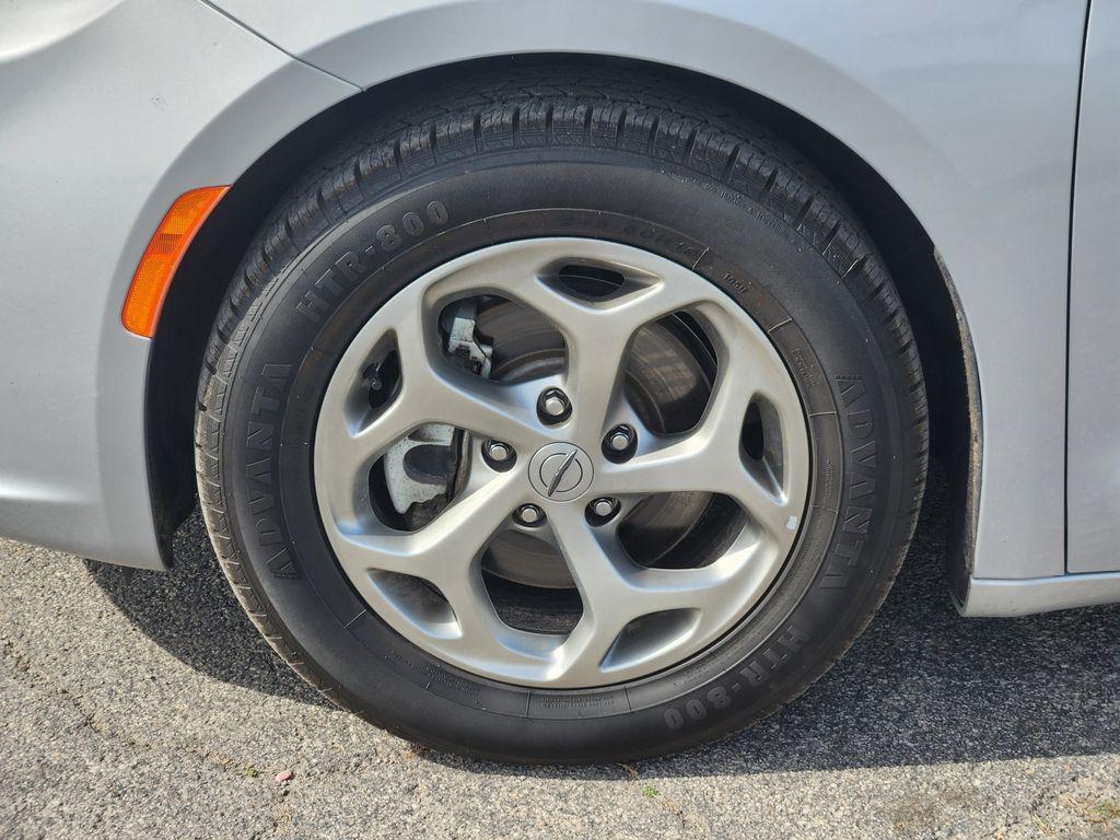 used 2023 Chrysler Pacifica car, priced at $28,400