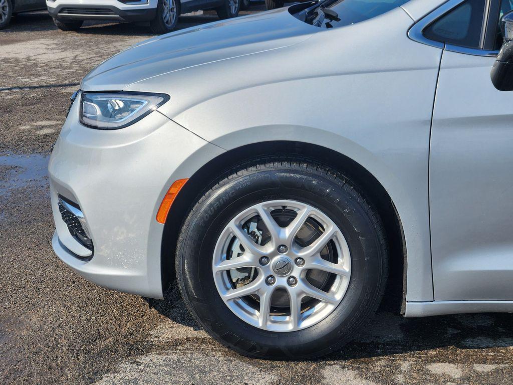 used 2024 Chrysler Pacifica car, priced at $28,000