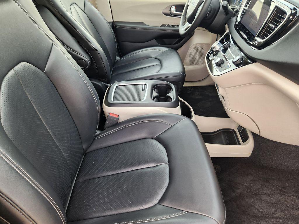 used 2024 Chrysler Pacifica car, priced at $28,500