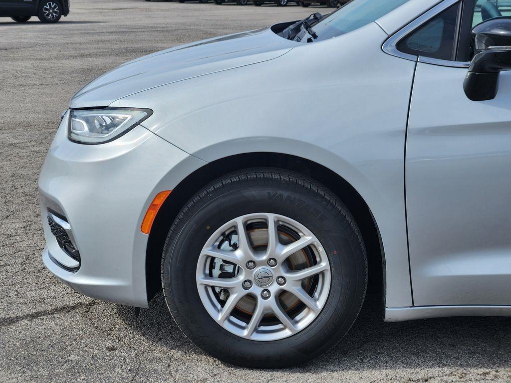 used 2024 Chrysler Pacifica car, priced at $28,000