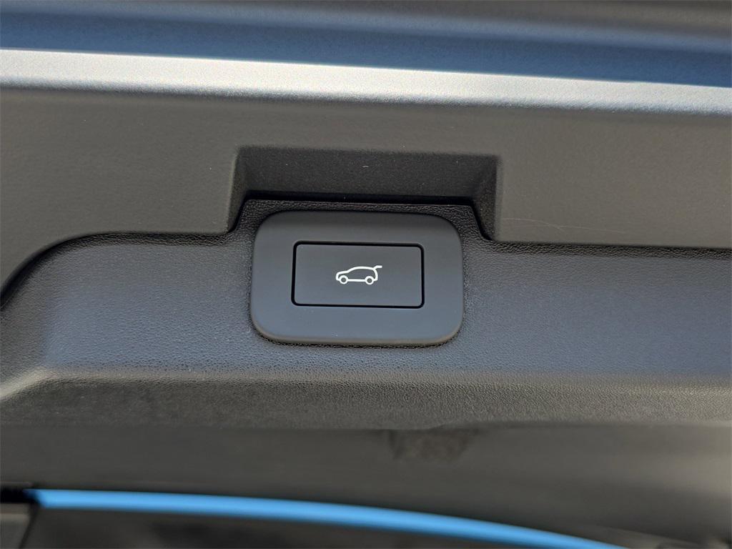 new 2025 Land Rover Discovery car, priced at $68,493