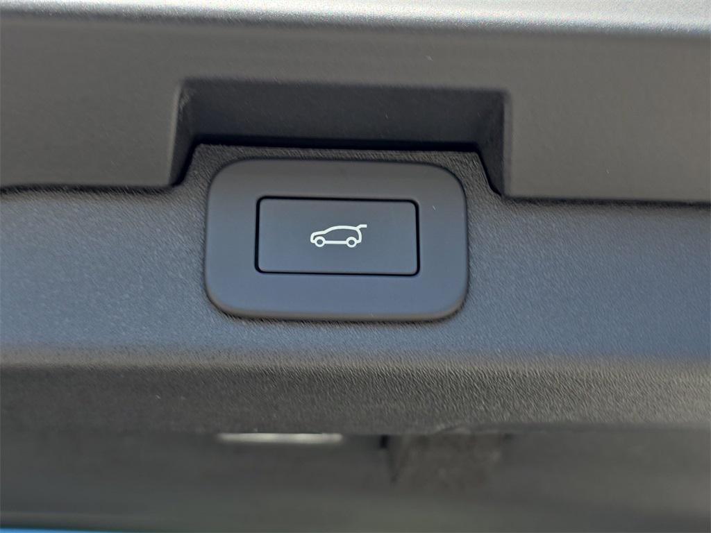 new 2026 Land Rover Discovery car, priced at $78,226