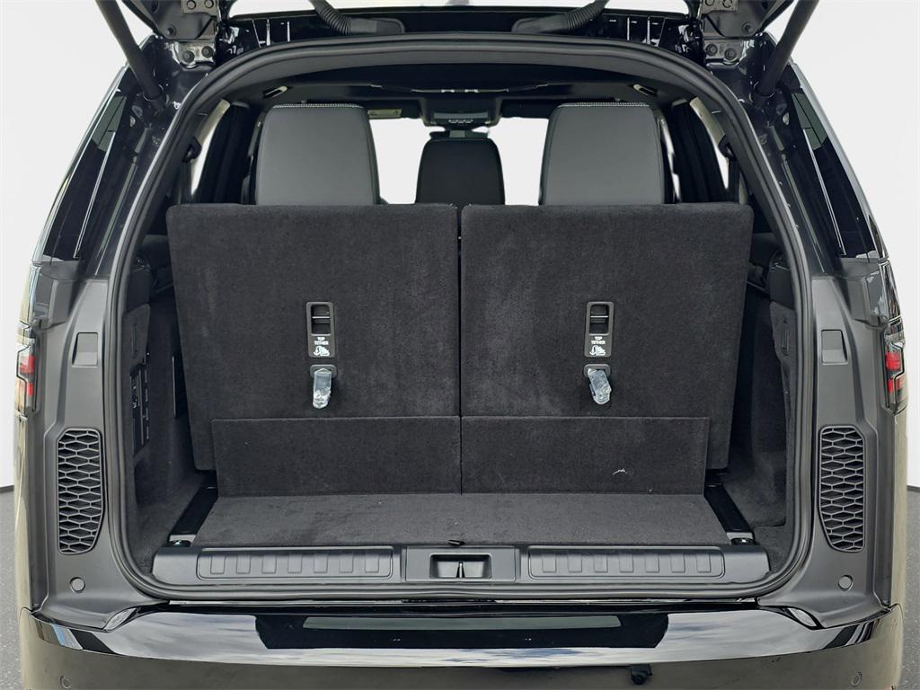new 2026 Land Rover Discovery car, priced at $75,876
