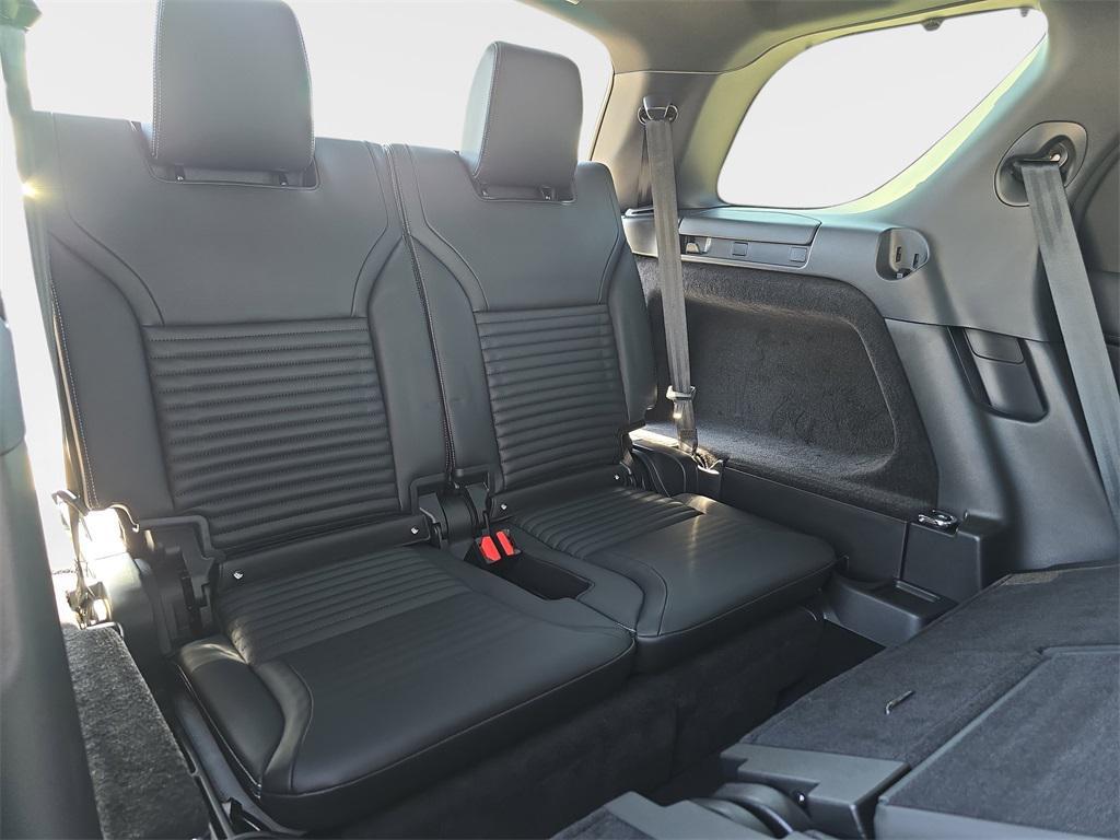 new 2025 Land Rover Discovery car, priced at $66,343