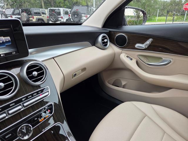 Mercedes-Benz C-Class view 23