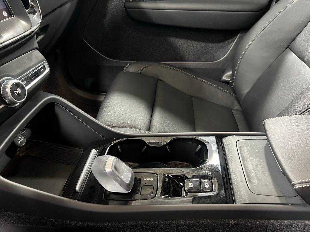 new 2025 Volvo XC40 car, priced at $43,715