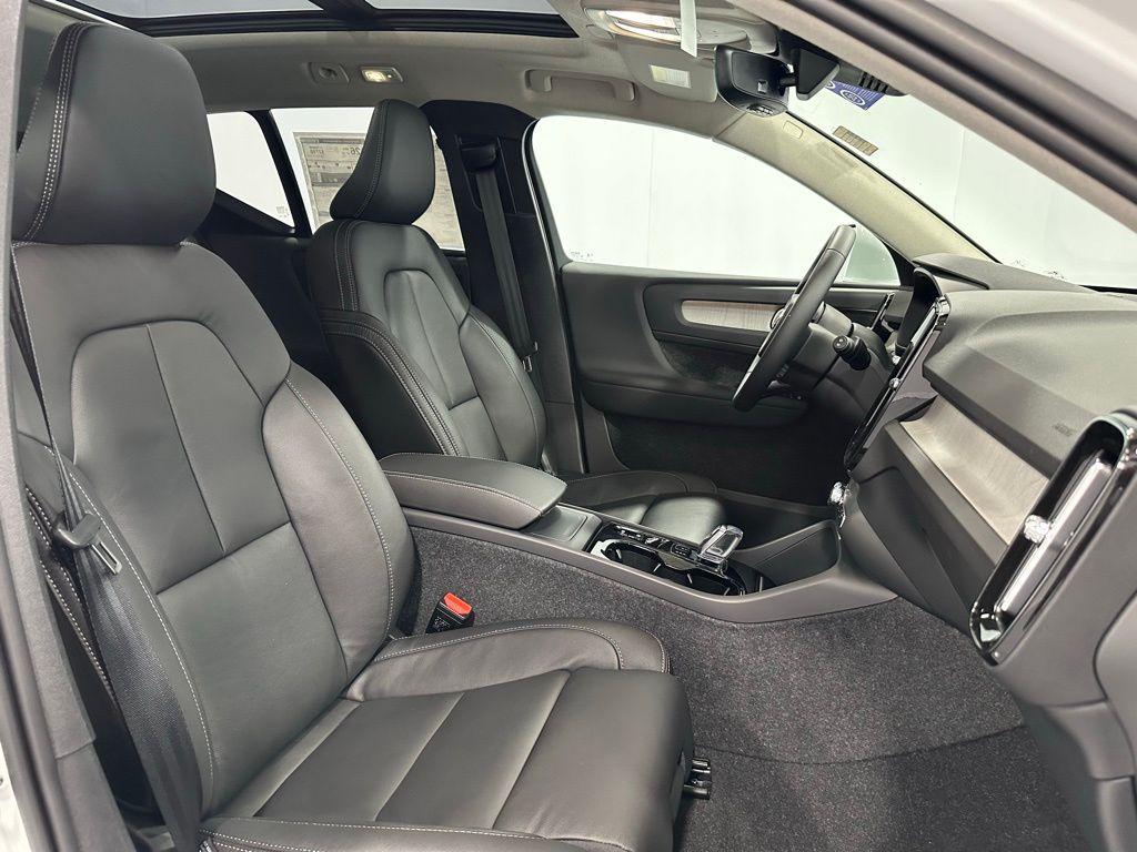 new 2025 Volvo XC40 car, priced at $43,715
