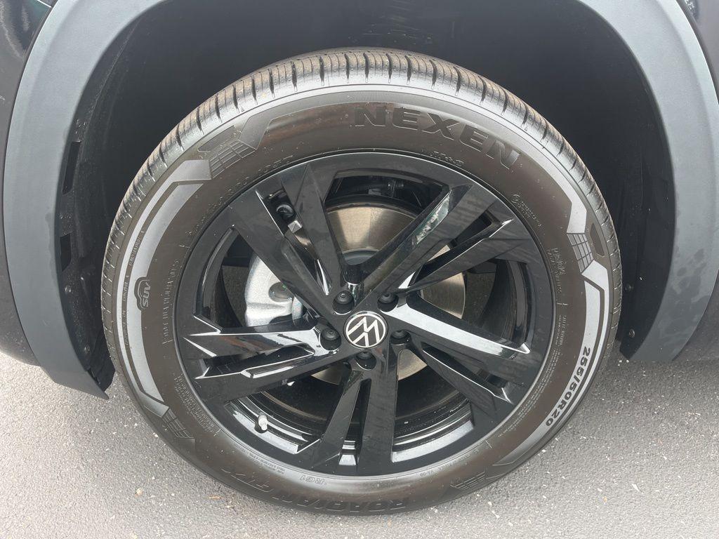 new 2026 Volkswagen Atlas Cross Sport car, priced at $53,233