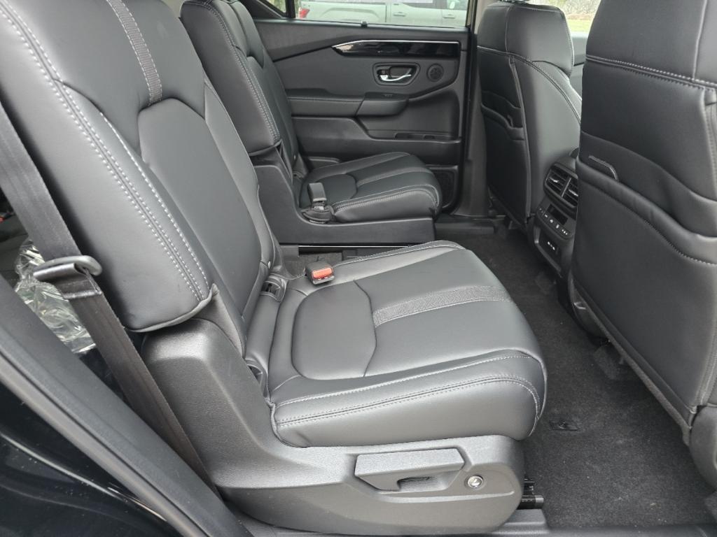 new 2025 Honda Pilot car, priced at $46,995