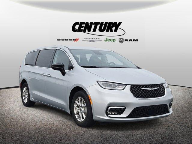 used 2024 Chrysler Pacifica car, priced at $30,977