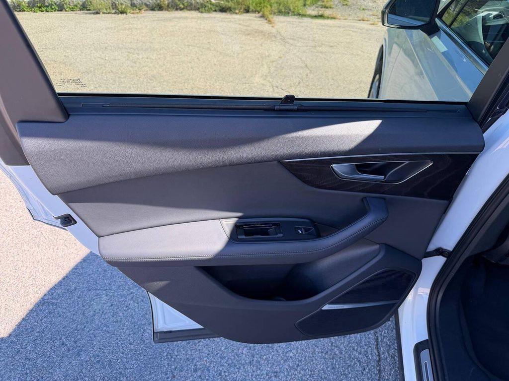 Audi Q7 view 11