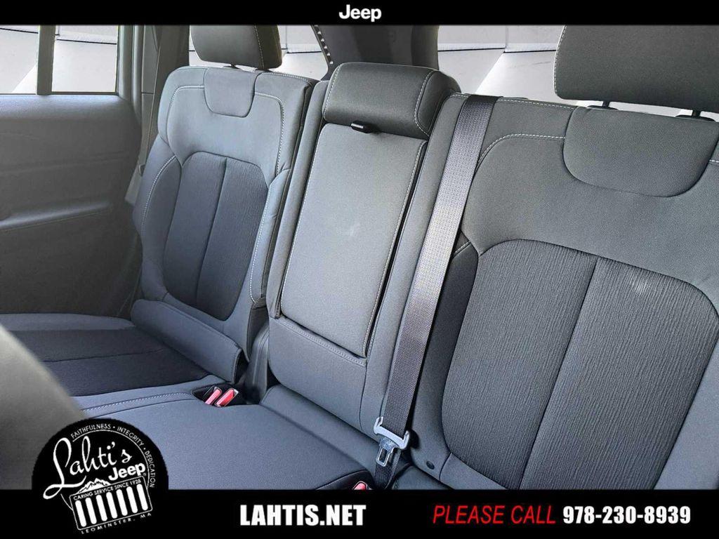 new 2025 Jeep Grand Cherokee car, priced at $42,700