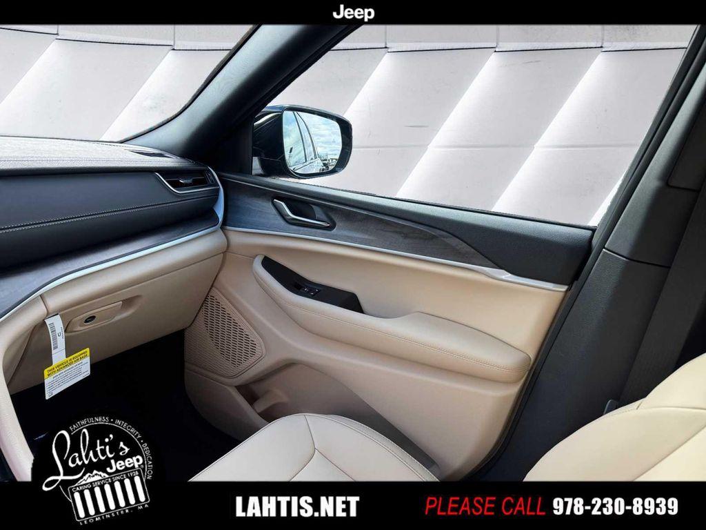 new 2025 Jeep Grand Cherokee car, priced at $45,625